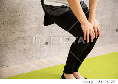膝回しをやる女性 膝回しをやる女性 61426127