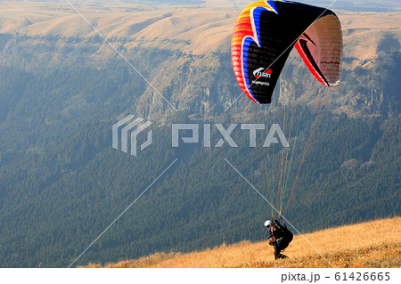 冬の阿蘇　大観峰の大地と空を飛ぶパラグライダー 61426665