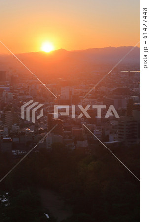 令和最初の初日の出、栗林公園と高松市街。 61427448