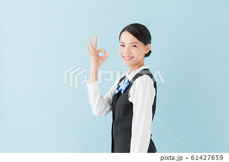 制服を着た働く女性(青背景) 制服を着た働く女性(青背景) 61427659