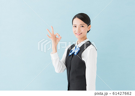 制服を着た働く女性(青背景) 制服を着た働く女性(青背景) 61427662
