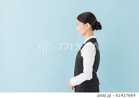 制服を着た働く女性（青背景） 61427664