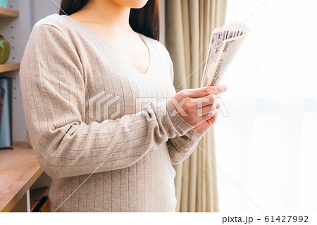 お金　数える　女性 61427992