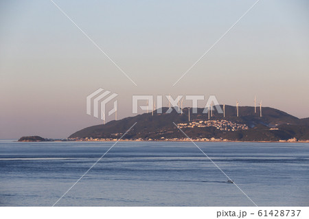 堀越橋から見た夕暮れの淡路島と風力発電所 堀越橋から見た夕暮れの淡路島と風力発電所 61428737