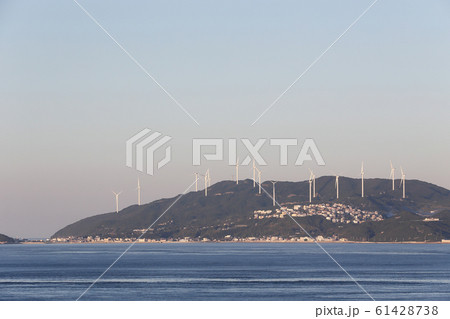 堀越橋から見た夕暮れの淡路島と風力発電所 堀越橋から見た夕暮れの淡路島と風力発電所 61428738