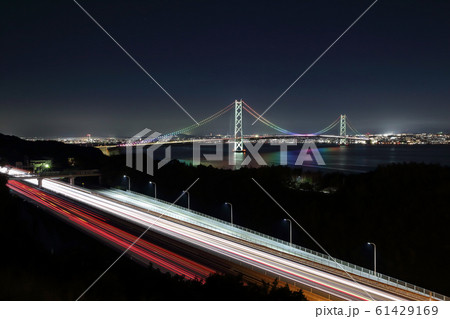 虹色にライトアップされた明石海峡大橋 虹色にライトアップされた明石海峡大橋 61429169