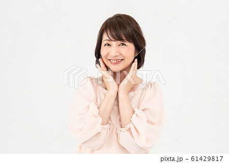 シニア女性 スキンケア 61429817