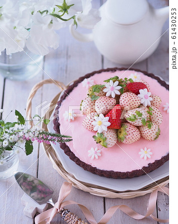 春スイーツ 白いイチゴのタルトケーキ 春スイーツ 白いイチゴのタルトケーキ 61430253