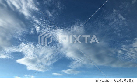 青空と白い雲 61430285