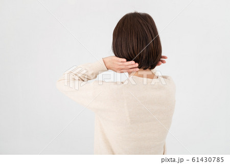 ボブカットに触れるシニア女性 61430785