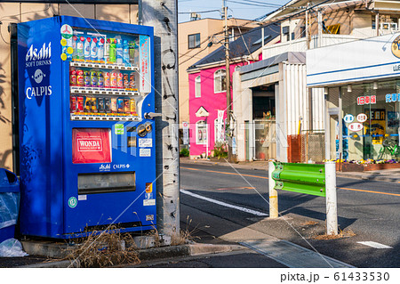 油彩画 『自販機のある風景』 自動販売機のある風景の写真素材 [61433530] - PIXTA
