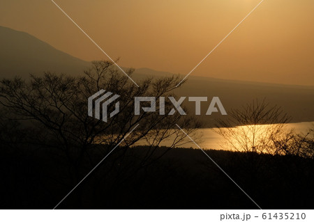 山中湖夕景 61435210