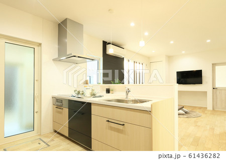 デザイナーズハウス LDK内のお洒落なシステムキッチン 61436282