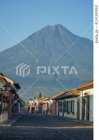 アンティグアの町とアグア火山 61436992