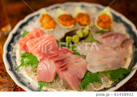 刺身の盛り合わせ　 61438932