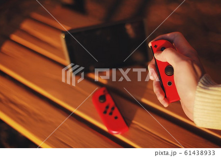 公園でゲーム機をする男性　日本 61438933