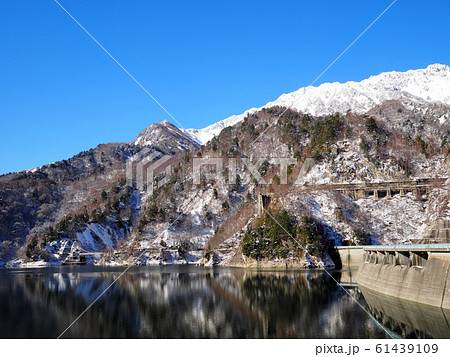 うっすらと雪が残る黒部ダム 2018年11月下旬 うっすらと雪が残る黒部ダム 2018年11月下旬 61439109