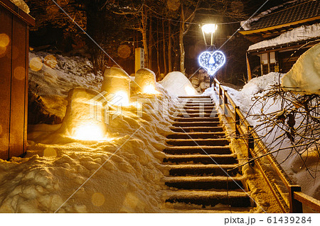 【栃木県】湯西川温泉　夜　雪が積もる階段とかまくら 61439284