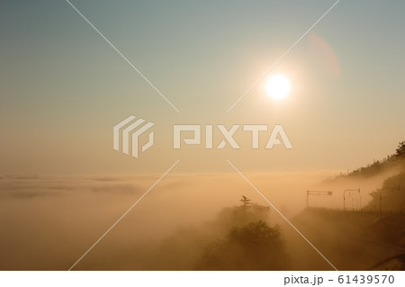 日本・7月の北海道 日勝峠、夜明けの雲海 日本・7月の北海道 日勝峠、夜明けの雲海 61439570