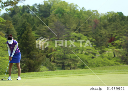 パッティングを打つ女性 イメージ 61439991