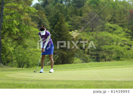 パッティングを打つ女性 イメージ パッティングを打つ女性 イメージ 61439993