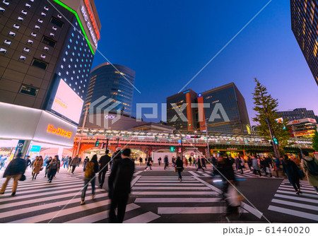 日本の東京都市景観 そこどけそこどけ！横断歩道を疾走する自転車＝東京・有楽町駅前 61440020