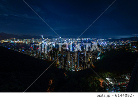 ヴィクトリアピークから見える香港の夜景 61440927