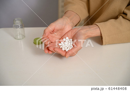 顔無し薬と女性 顔無し薬と女性 61448408