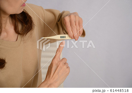 顔無し体温計と女性 61448518