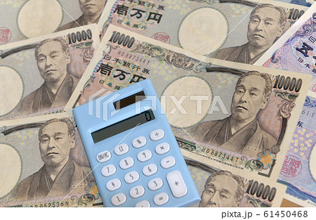 現金と電卓 現金と電卓 61450468