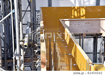 型枠工事の現場：コンクリート打設前の様子 61454342