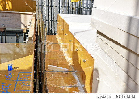 型枠工事の現場:コンクリート打設前で保温材を付けた所 型枠工事の現場:コンクリート打設前で保温材を付けた所 61454343