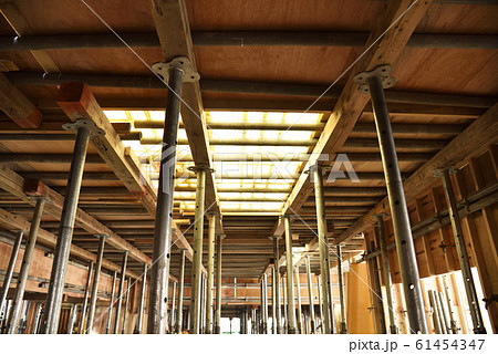 型枠工事:支保工と明かり取り用のパネル 型枠工事:支保工と明かり取り用のパネル 61454347