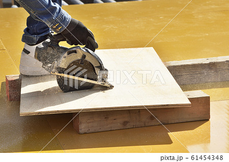丸のこでパネルを加工しているところ 61454348
