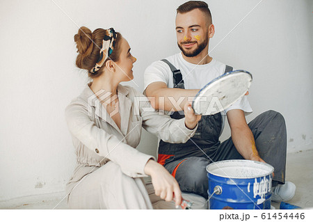 The young and cute family repairs the room 61454446