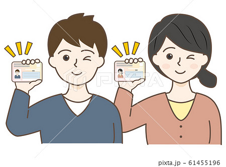 マイナンバーカードを持った若い男女の上半身 61455196
