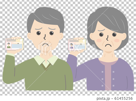 マイナンバーカードを持った高齢男女の上半身（困る） 61455256