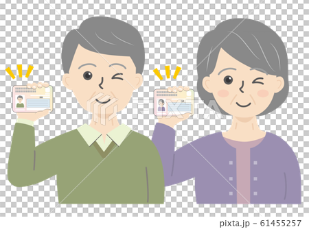 マイナンバーカードを持った高齢男女の上半身 61455257