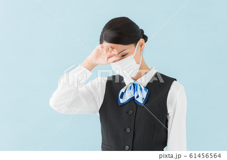 マスクをする女性の写真 マスクをする女性の写真 61456564