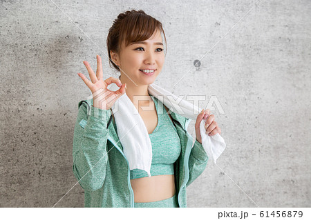 スポーツウェアを着た女性 スポーツウェアを着た女性 61456879