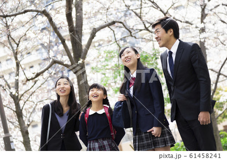 桜並木の下を歩く家族 桜並木の下を歩く家族 61458241