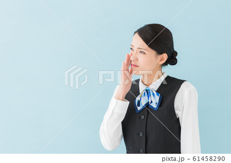 鼻詰まりに悩む働く女性 鼻詰まりに悩む働く女性 61458290