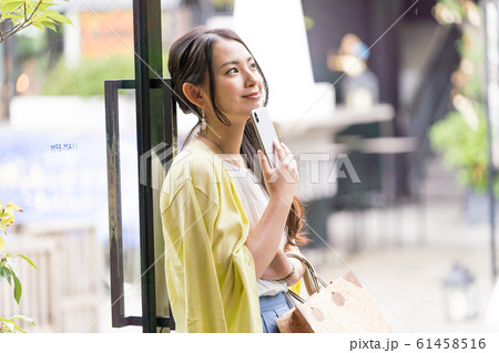 若い女性、ショッピング、スマホ 若い女性、ショッピング、スマホ 61458516