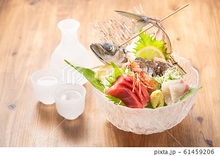 刺身盛り合わせと日本酒 61459206