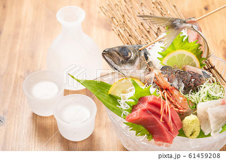 刺身盛り合わせと日本酒 刺身盛り合わせと日本酒 61459208