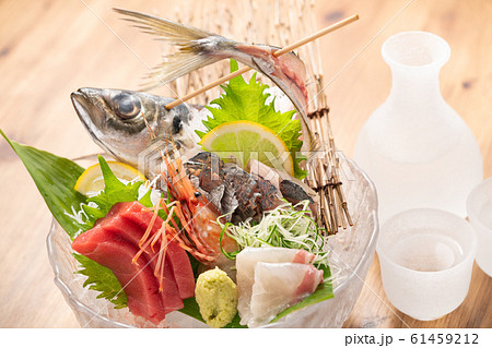 刺身盛り合わせと日本酒 61459212