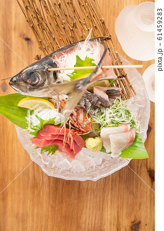 刺身盛り合わせと日本酒 刺身盛り合わせと日本酒 61459283