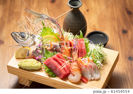刺身盛り合わせと日本酒 61459554