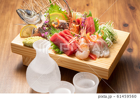 刺身盛り合わせと日本酒 刺身盛り合わせと日本酒 61459560