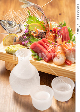 刺身盛り合わせと日本酒 刺身盛り合わせと日本酒 61459561